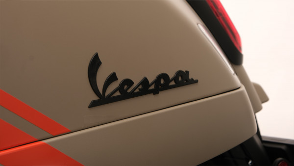 Emblem"Vespa"hinten links GTV 300 HPE E5 RST 2023